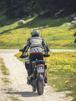 Zestaw: Kask szczękowy Schuberth E2 szary + dedykowany interkom motocyklowy + Gratisy