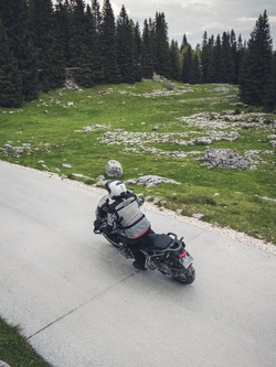 Zestaw: Kask szczękowy Schuberth E2 biały połysk + dedykowany interkom motocyklowy + Gratisy