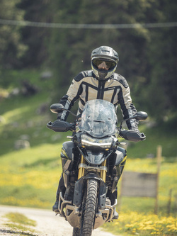 Zestaw: Kask szczękowy Schuberth E2 szary + dedykowany interkom motocyklowy + Gratisy