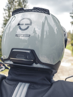 Zestaw: Kask szczękowy Schuberth E2 szary + dedykowany interkom motocyklowy + Gratisy