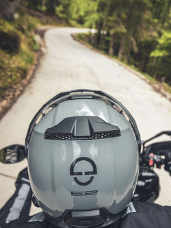 Zestaw: Kask szczękowy Schuberth E2 szary + dedykowany interkom motocyklowy + Gratisy