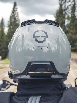 Zestaw: Kask szczękowy Schuberth E2 szary + dedykowany interkom motocyklowy + Gratisy