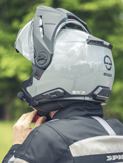 Zestaw: Kask szczękowy Schuberth E2 szary + dedykowany interkom motocyklowy + Gratisy