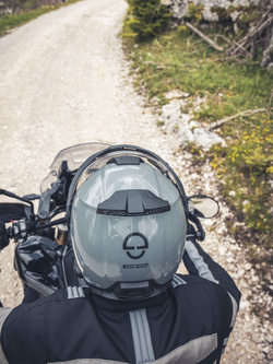 Zestaw: Kask szczękowy Schuberth E2 szary + dedykowany interkom motocyklowy + Gratisy