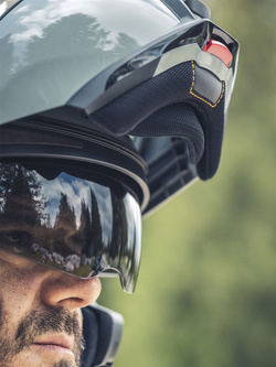 Zestaw: Kask szczękowy Schuberth E2 szary + dedykowany interkom motocyklowy + Gratisy
