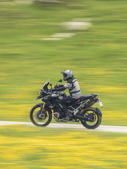 Zestaw: Kask szczękowy Schuberth E2 szary + dedykowany interkom motocyklowy + Gratisy