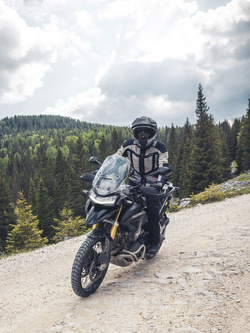 Zestaw: Kask szczękowy Schuberth E2 szary + dedykowany interkom motocyklowy + Gratisy